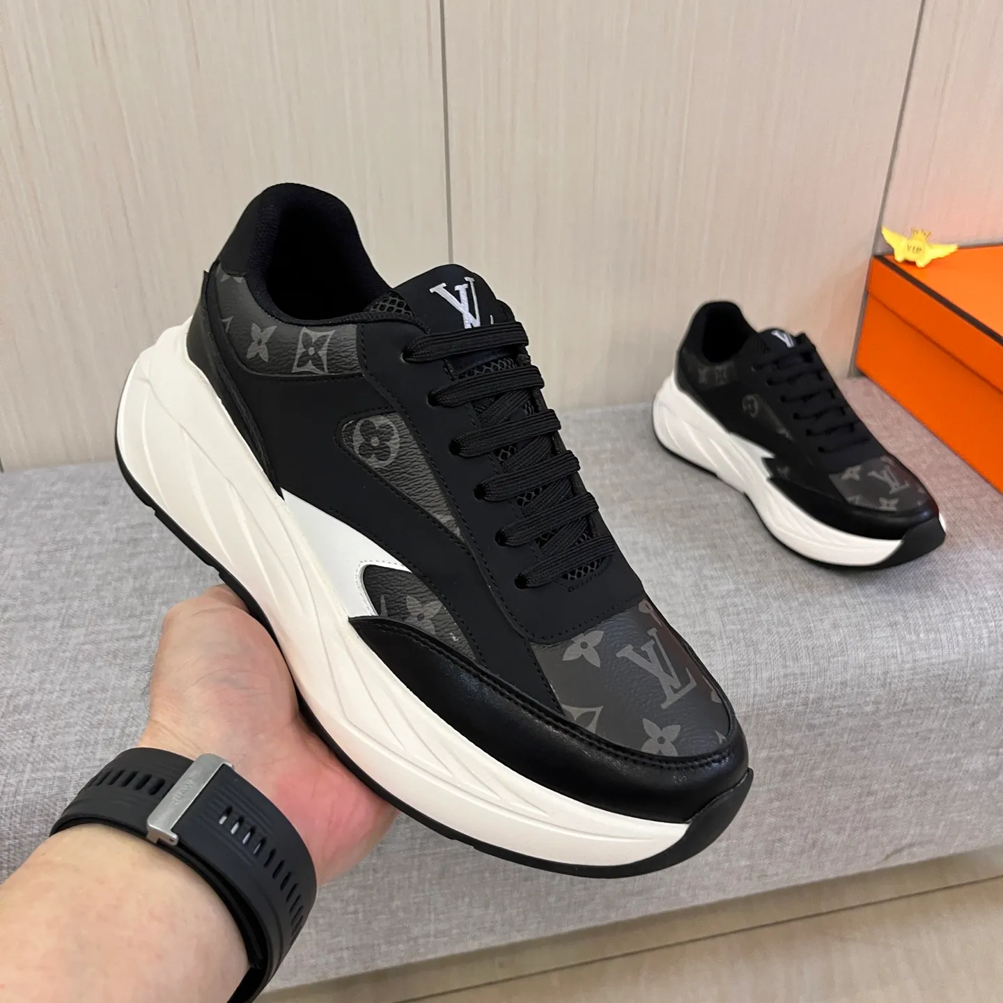 🚘🚘Factory batch 460 men's shoes💰[LV]🔥 Louis Vuitton, high-end men's shoes brand, official website 1:1 latest masterpiece: the upper is made of Italian imported first-layer cowhide with a comfortable and breathable lining➕original non-slip and wear-resistant outsole🔥, making walking more convenient and comfortable! An exclusive new model, a stunning work, a beautiful 1:1 replica [color] compared to the official quality! Create a fashionable personality to set off your uniqueness! A must-have for trendy men! Classic 🔥Size: 38-44 Color: 🔥 2⃣️colors available🔥.
